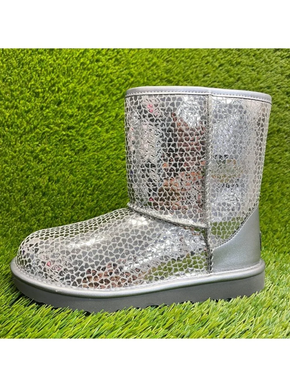 UGG Classic II Gel Hearts Girls Size 4Y Silver Outdoor Pull On Ankle Boots